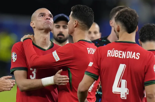 Ronaldo động viên Pepe sau trận thua Pháp ở tứ kết Euro 2024. Ảnh: AP.