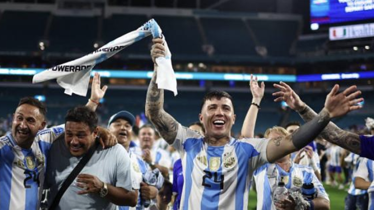 Tiền vệ Enzo Fernandez mừng sau khi Argentina thắng Colombia 1-0 ở chung kết Copa America 2024 trên sân Hard Rock, thành phố Miami Gardens, bang Florida, Mỹ tối 14/7/2024. Ảnh: Reuters