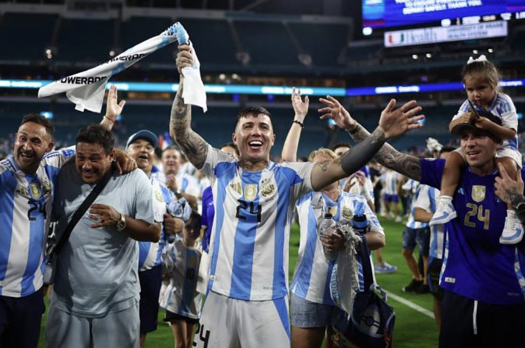 Tiền vệ Enzo Fernandez mừng sau khi Argentina thắng Colombia 1-0 ở chung kết Copa America 2024 trên sân Hard Rock, thành phố Miami Gardens, bang Florida, Mỹ tối 14/7/2024. Ảnh: Reuters