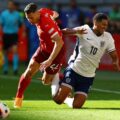 Bellingham bị Fabian Schar phạm lỗi trong hiệp hai trận Anh - Thụy Sĩ tại tứ kết Euro 2024. Ảnh: Reuters