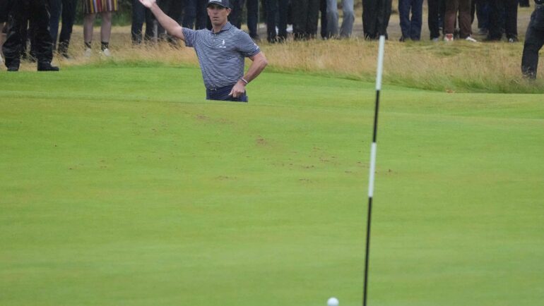 Billy Horschel tiếc nuối khi bóng đi chệch lỗ trong gang tấc sau cú đánh từ bẫy cát ở hố 16 vòng ba The Open 2024 ngày 20/7. Ảnh: AP