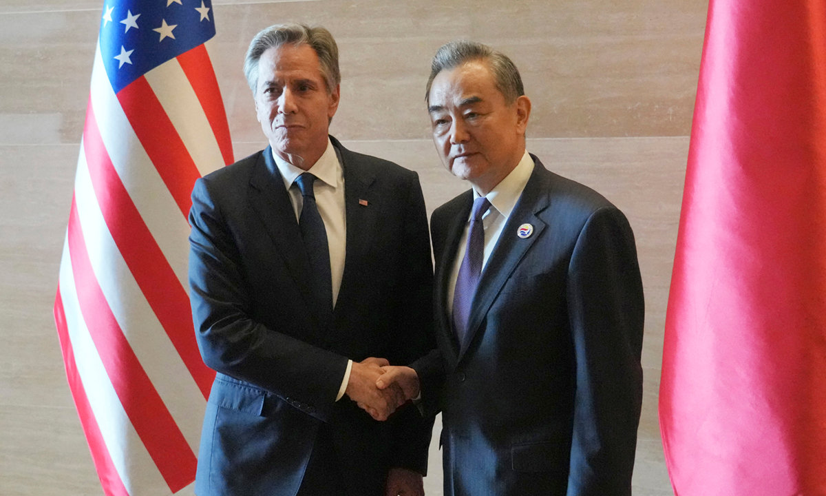 Ngoại trưởng Anthony Blinken (trái) và Ngoại trưởng Vương Nghị bắt tay tại Lào hôm 27/7. Ảnh: AFP