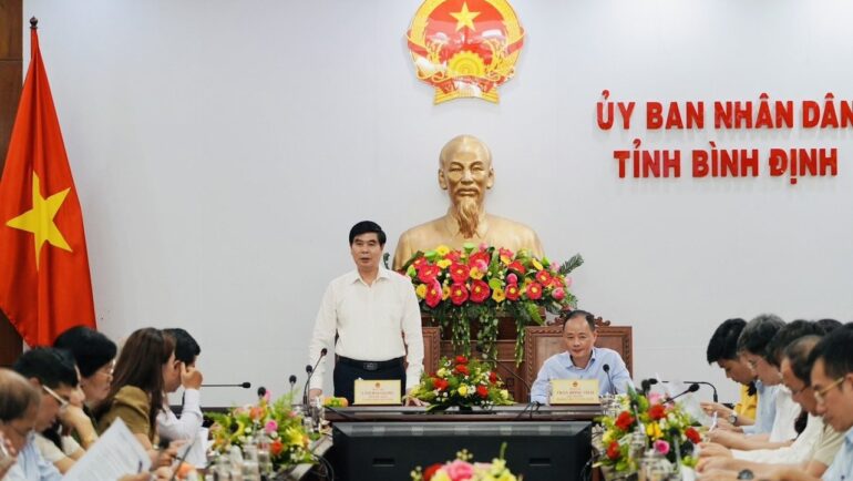 Ông Lâm Hải Giang, Phó Chủ tịch UBND tỉnh Bình Định (đứng) chia sẻ kết quả hoạt động khoa học công nghệ, đổi mới sáng tạo của địa phương với đoàn công tác Bộ Khoa học và Công nghệ. Ảnh: TTTT