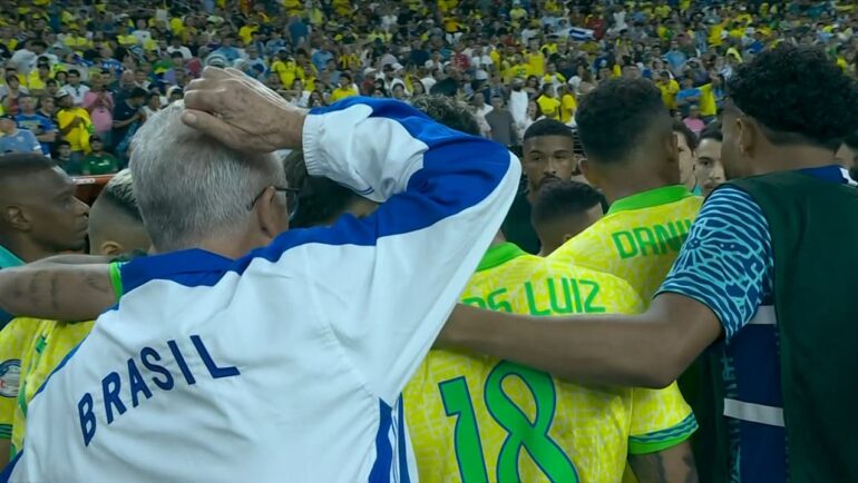 HLV Dorival Junior (áo trắng) bị ngó lơ khi Brazil thua Uruguay trên loạt đá luân lưu tứ kết Copa America, sân Allegiant, thành phố Paradise, bang Nevada, Mỹ tối 6/7/2024. Ảnh: chụp màn hình