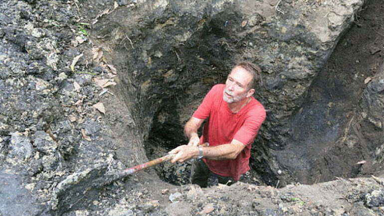 Cựu binh Brian John Cleaver tìm kiếm hố chôn tập thể trong rừng cao su xã Bình Mỹ, năm 2013. Ảnh: Tư liệu