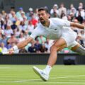 Djokovic cứu bóng trong trận gặp Fearnley trên sân Trung tâm ở tổ hợp All England Club, hôm 4/7. Ảnh: Reuters