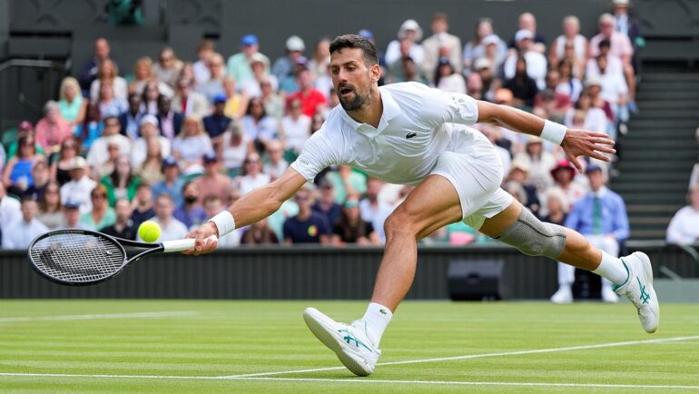 Djokovic cứu bóng trong trận gặp Fearnley trên sân Trung tâm ở tổ hợp All England Club, hôm 4/7. Ảnh: Reuters