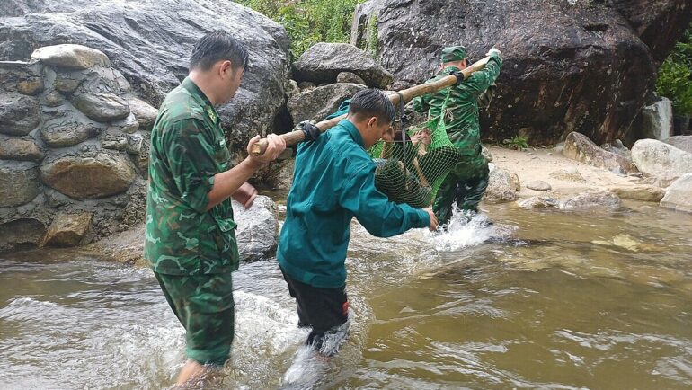 Bộ đội khiêng người dân bị thương về bản. Ảnh: Đồn biên phòng Dào San.