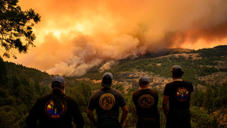 Lực lượng cứu hỏa quan sát đám cháy tại hạt Butte từ xa hôm 26/7. Ảnh: AFP