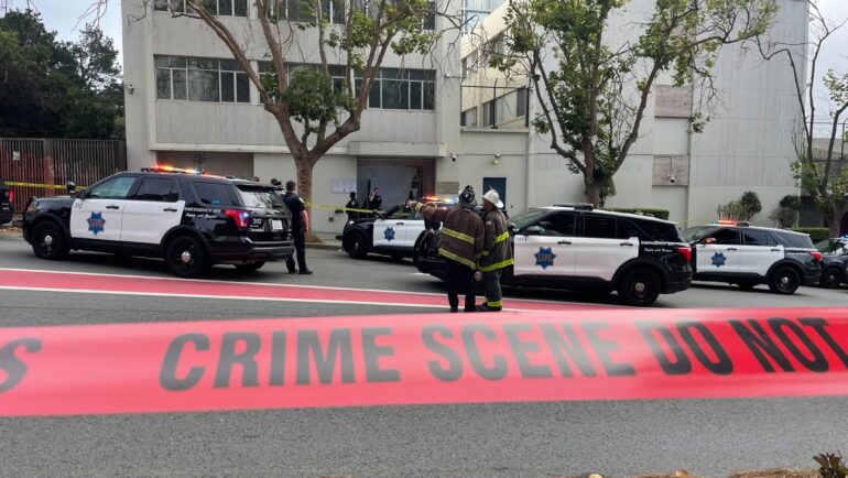 Cảnh sát và lính cứu hỏa bên ngoài Tổng lãnh sự quán Trung Quốc ở San Francisco ngày 9/10. Ảnh: Standard