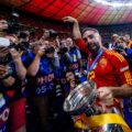 Carvajal mừng với cup Euro 2024 sau khi cùng Tây Ban Nha hạ Anh 2-1 trong trận chung kết trên sân Olympic, Berlin ngày 14/7. Ảnh: RFEF