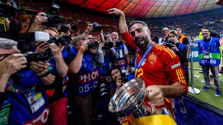 Carvajal mừng với cup Euro 2024 sau khi cùng Tây Ban Nha hạ Anh 2-1 trong trận chung kết trên sân Olympic, Berlin ngày 14/7. Ảnh: RFEF