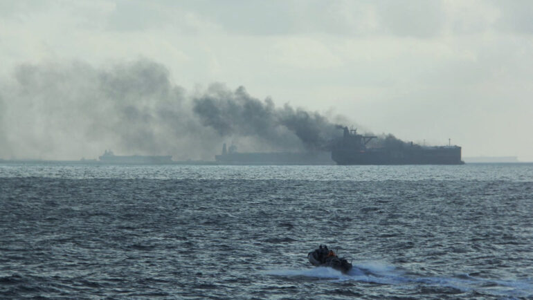 Tàu dầu bốc cháy sau vụ va chạm ngoài khơi Singapore hôm 19/7. Ảnh: Reuters