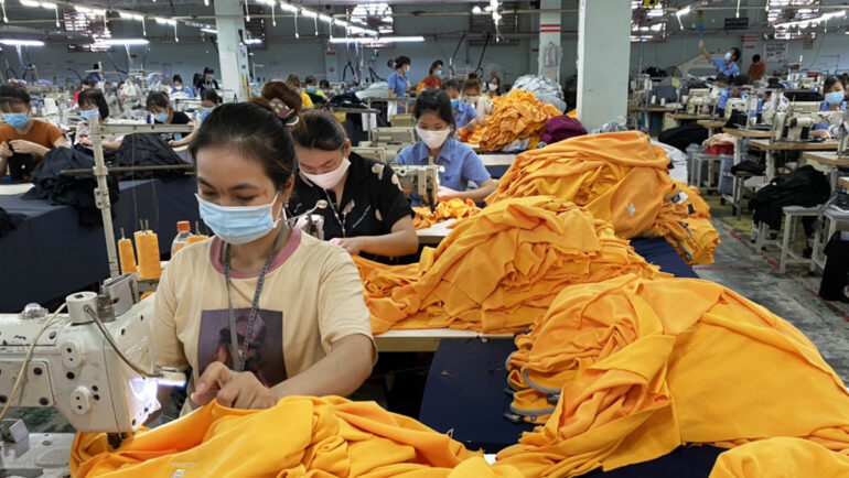 Công nhân làm việc tại nhà máy thuộc Công ty Dệt may Thành Công, TP HCM, tháng 10/2021. Ảnh: An Phương