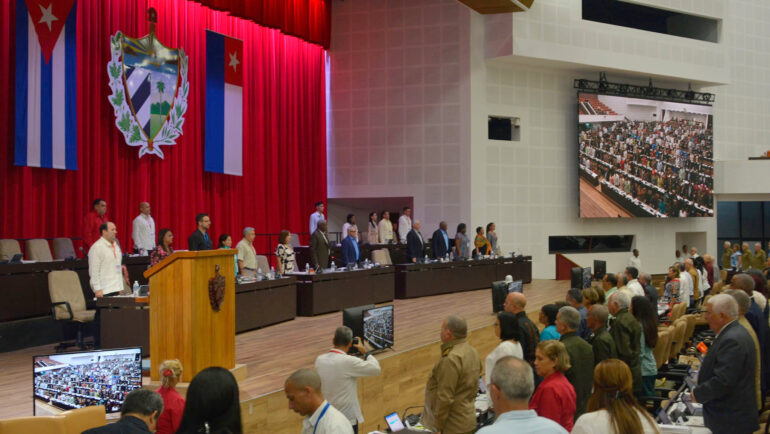 Quốc hội Cuba dành phút mặc niệm tưởng nhớ Tổng bí thư Nguyễn Phú Trọng hôm 19/7. Ảnh: Đại sứ quán Cuba tại Việt Nam