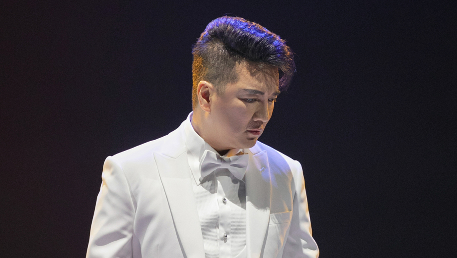 Ca sĩ Đàm Vĩnh Hưng trong show liveshow bolero Ngày em thắp sao trời, hôm 4/5. Ảnh: Kiếng Cận