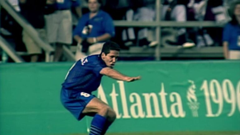 Diego Simeone mừng sau khi ghi bàn trong trận ra quân thắng Mỹ 3-1 ở Olympic Atlanta 1996. Ảnh: Olympics