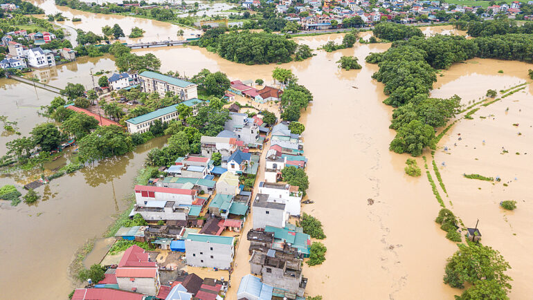 Nước sông Bùi tràn qua đê làm ngập hàng nghìn hộ dân ngoại thành Hà Nội. Ảnh: Gia Chính