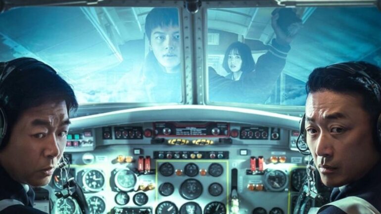 Ha Jung Woo (phải) và Sung Dong Il (trái) lần đầu hợp tác trong phim điện ảnh. Các diễn biến, tình tiết trong Vây hãm trên không được đánh giá khó đoán, kịch tính. Ảnh: Sony Pictures