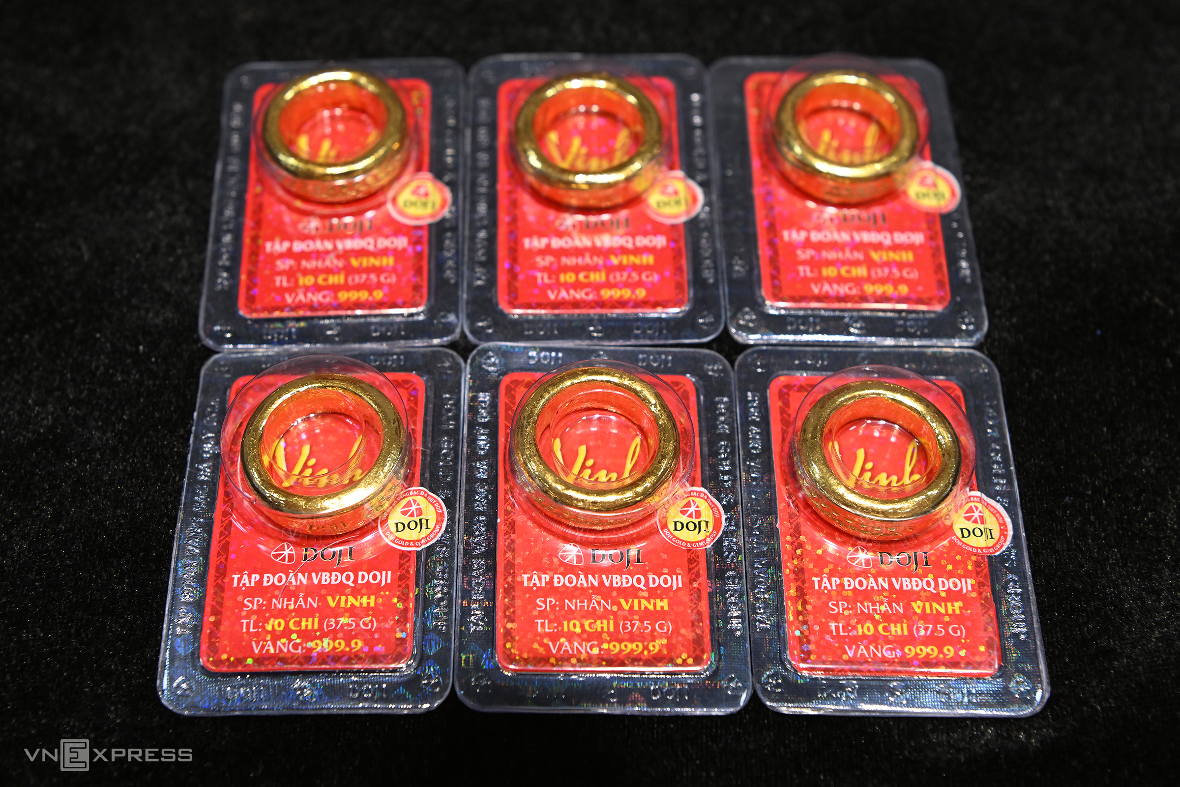 Giao dịch vàng nhẫn tại một hàng vàng trên đường Trần Nhân Tông, Hà Nội, đầu tháng 5/2024. Ảnh: Giang Huy