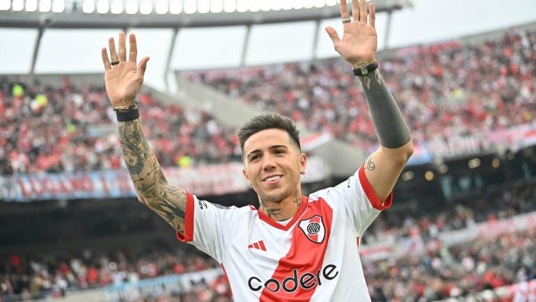 Enzo Fernandez giao lưu với khán giả River Plate trên sân Mas Monumental, thành phố Buenos Aires, Argentina ngày 21/7/2024. Ảnh: RiverPlate