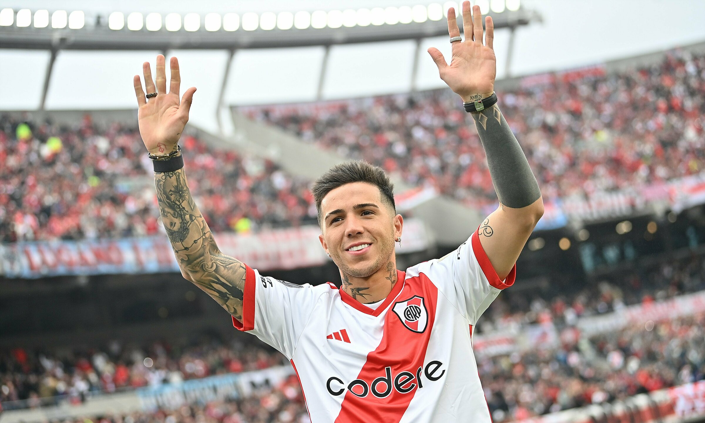 Enzo Fernandez giao lưu với khán giả River Plate trên sân Mas Monumental, thành phố Buenos Aires, Argentina ngày 21/7/2024. Ảnh: RiverPlate