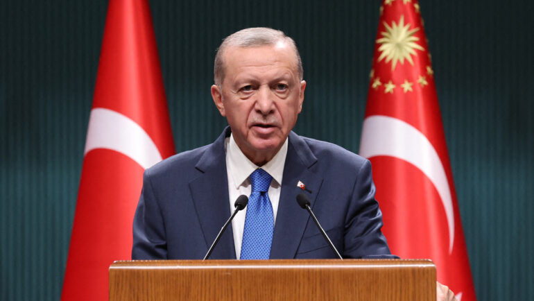 Tổng thống Erdogan sau phiên họp nội các tại Ankara hôm 9/10. Ảnh: AFP