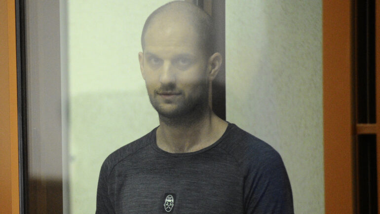 Evan Gershkovich trong phiên xử và kết án ở Tòa án tỉnh Sverdlovsk hôm 19/7. Ảnh: Reuters