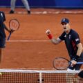 Murray (phải) và Evans mừng chiến thắng trước đôi Daniel và Nishikori, trên sân Suzanne Lenglen, Paris hôm 28/7. Ảnh: Reuters