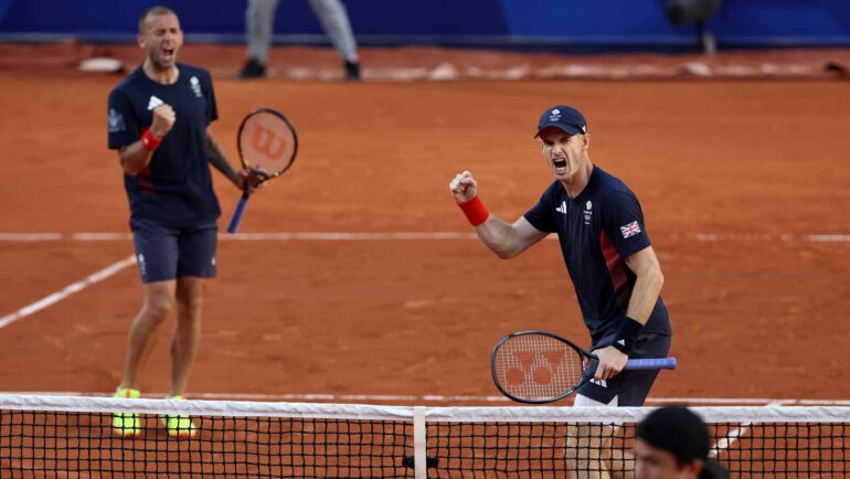 Murray (phải) và Evans mừng chiến thắng trước đôi Daniel và Nishikori, trên sân Suzanne Lenglen, Paris hôm 28/7. Ảnh: Reuters