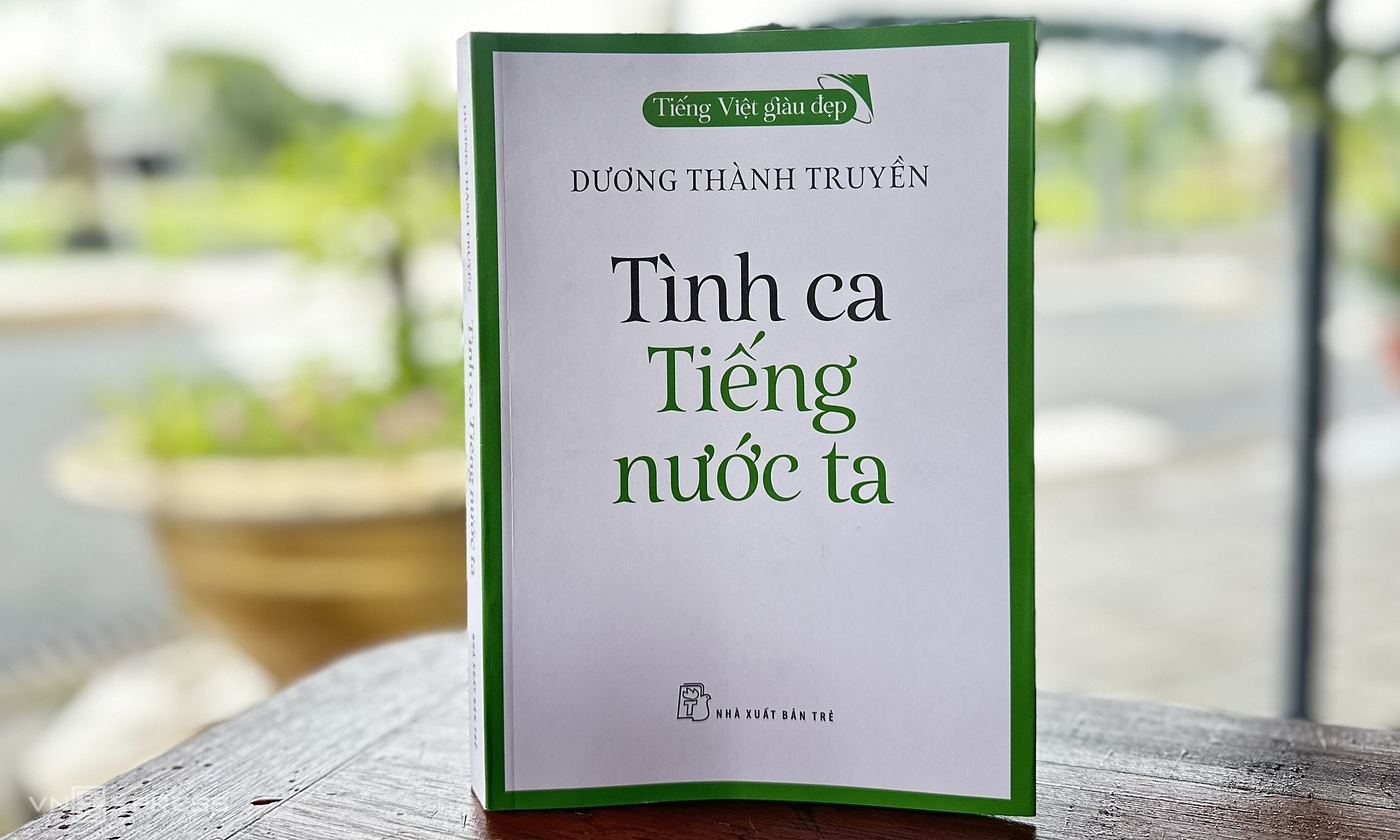 Bìa Tình ca tiếng nước ta, 408 trang. Sách ra mắt trong nước hồi tháng 6. Ảnh: Quế Chi