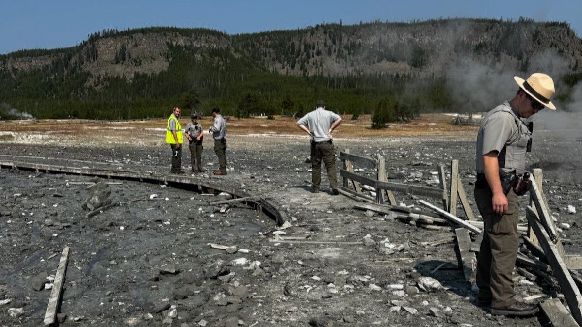 Các nhân viên của công viên quốc gia Yellowstone đánh giá thiệt hại ở lối đi bộ lát ván. Ảnh: NPS