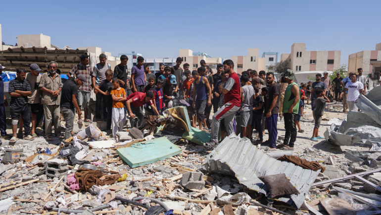 Cảnh đổ nát sau một cuộc oanh tạc của Israel ở Khan Younis, Gaza, ngày 16/7. Ảnh: AFP