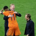 HLV Koeman ôm Gakpo mừng sau khi Hà Lan thắng Thổ Nhĩ Kỳ ở tứ kết Euro 2024. Ảnh: KNVB