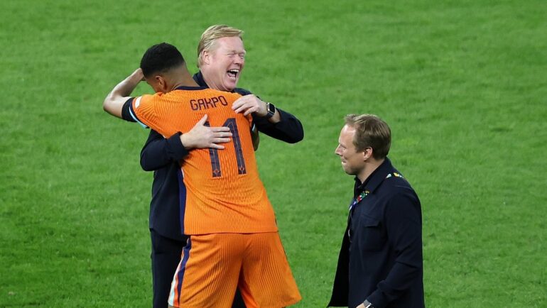 HLV Koeman ôm Gakpo mừng sau khi Hà Lan thắng Thổ Nhĩ Kỳ ở tứ kết Euro 2024. Ảnh: KNVB