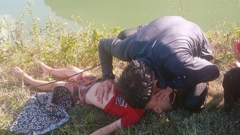 Hạ sĩ Lò Văn Thanh sơ cứu cho nạn nhân. Ảnh: Công an Lai Châu