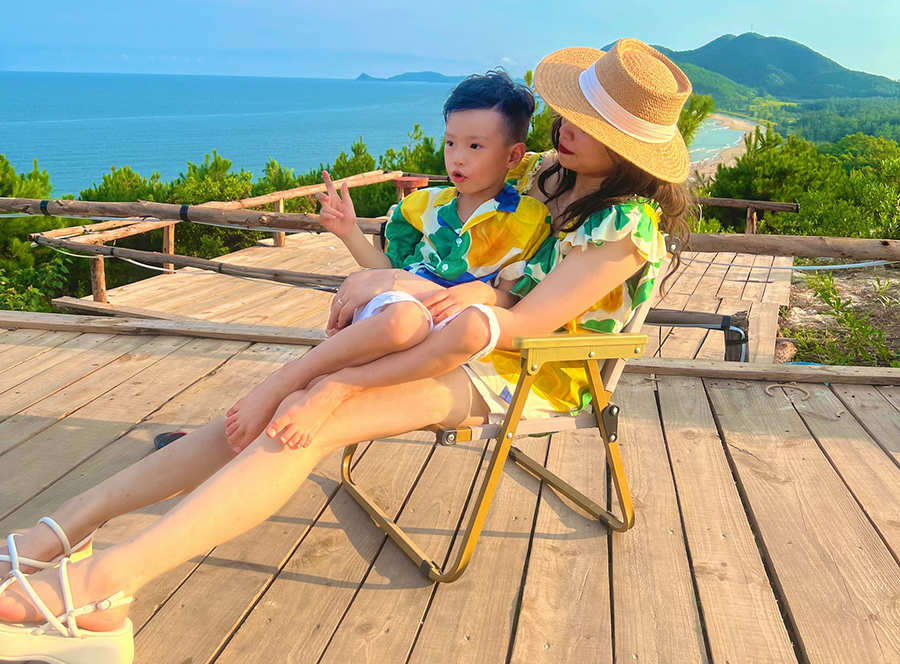 Hà Thu và con trai trong chuyến du lịch xa nhà đầu tiên của Trung Đức tại Quan Lạn, Quảng Ninh, tháng 7/2023. Ảnh: Nhân vật cung cấp