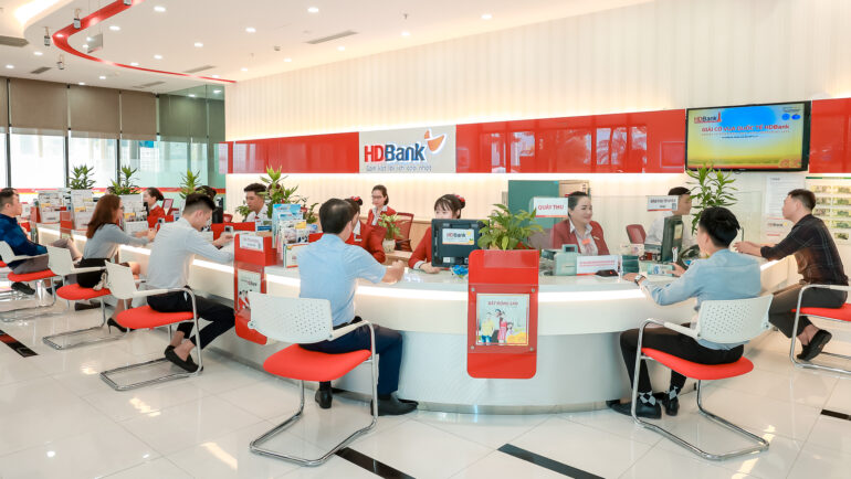 Khách giao dịch tại HDBank. Ảnh: HDBank