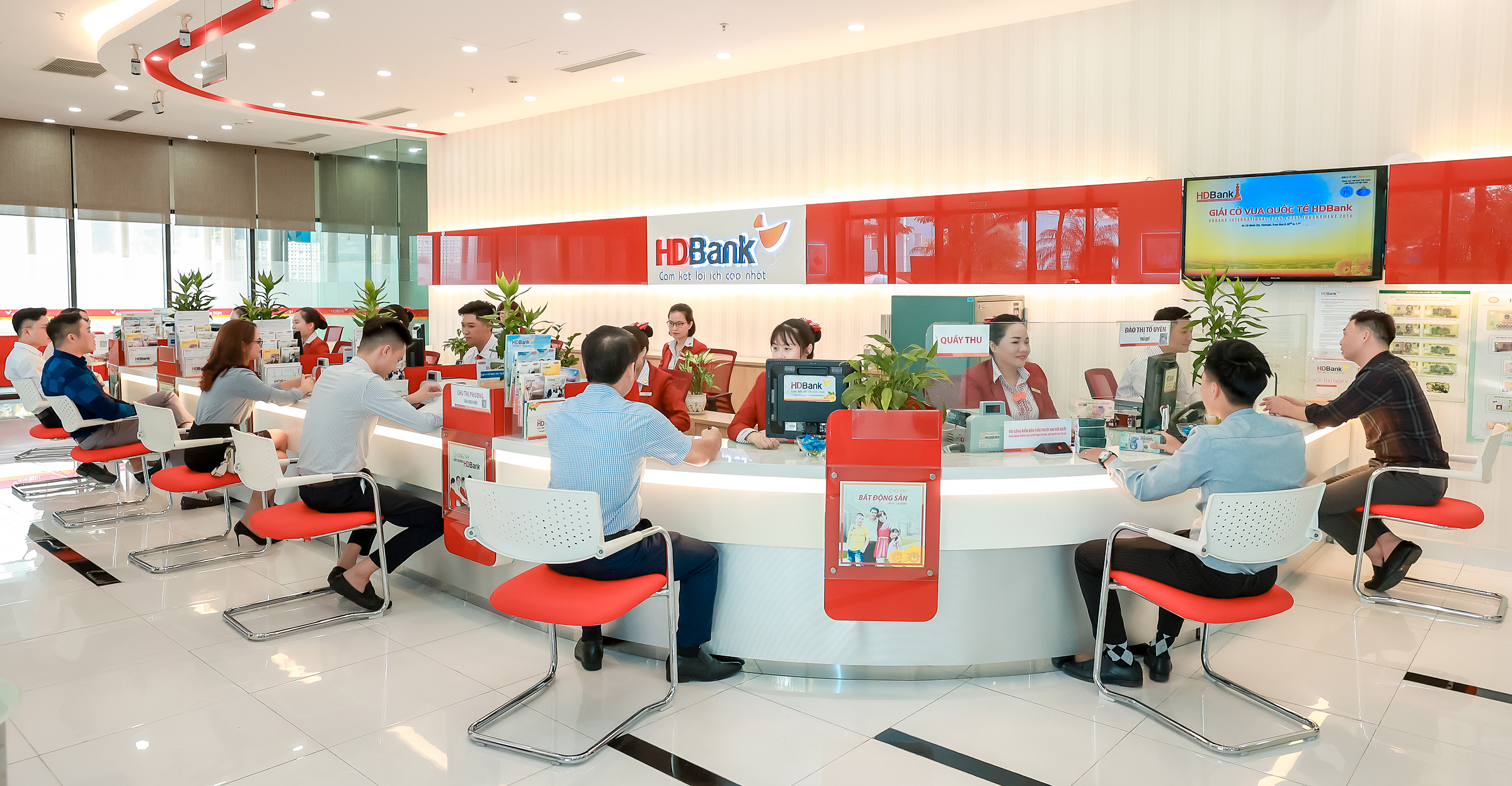 Khách giao dịch tại HDBank. Ảnh: HDBank