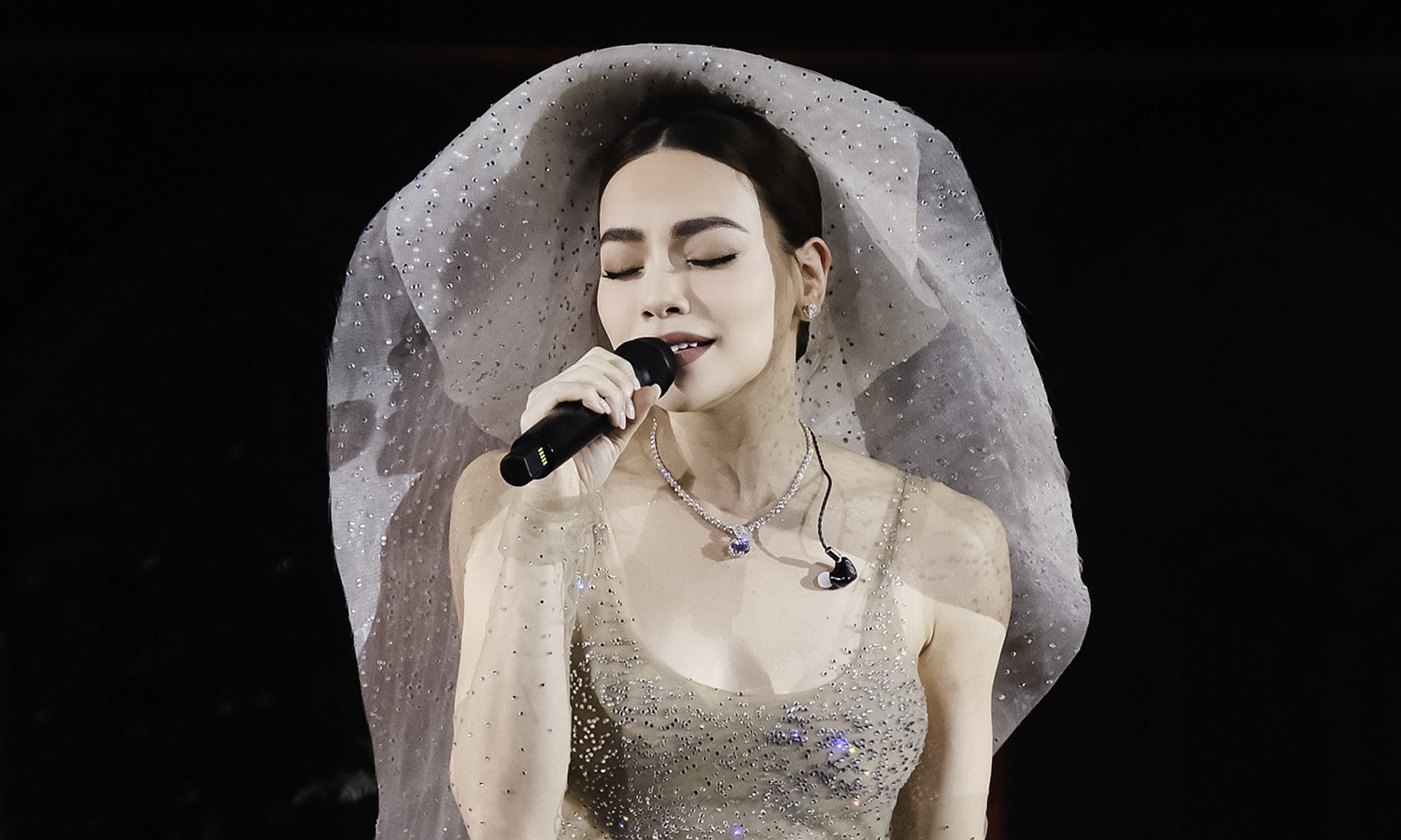 Hồ Ngọc Hà trong đêm nhạc Love Songs ở Đà Nẵng. Ảnh: Sam Le