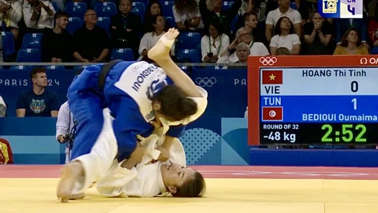 Hoàng Thị Tình (áo trắng) thua Oumaima Bedioui 0-1 ở vòng loại hạng 48 kg nữ Olympic Paris 2024.
