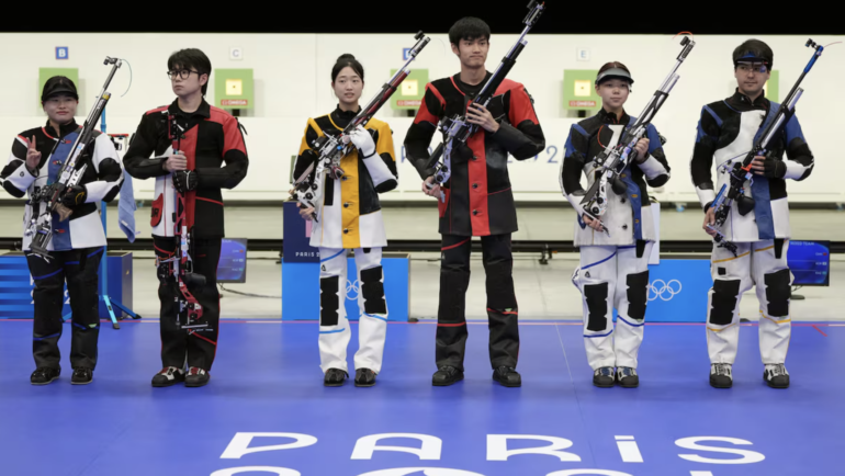 Trung Quốc (giữa) giành HC vàng ở nội dung súng trường hơi 10 m hỗn hợp nam nữ Olympic Paris 2024. Ảnh: Reuters