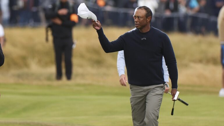 Woods chào khán giả khi trời sân Royal Troon par 71 sau hố 18 vòng hai The Open 2024 ngày 19/7. Ảnh: AP