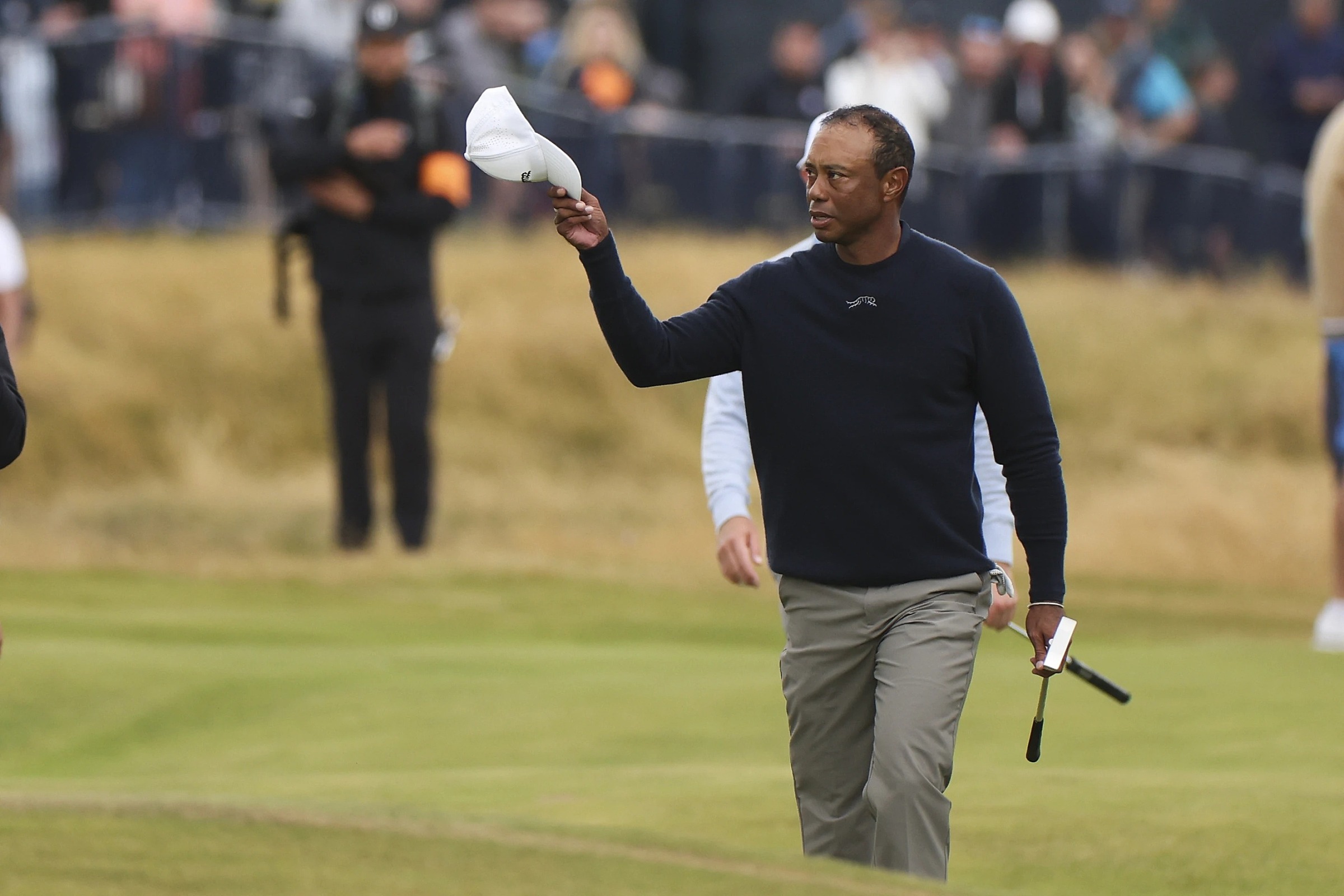 Woods chào khán giả khi trời sân Royal Troon par 71 sau hố 18 vòng hai The Open 2024 ngày 19/7. Ảnh: AP