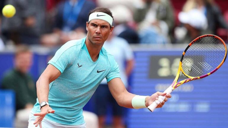 Nadal trong trận đánh đôi với Ruud ở sân Trung tâm tại Bastad, Thụy Điển hôm 15/7. Ảnh: ATP