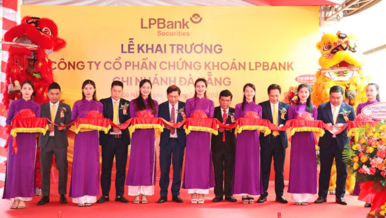 Đại diện Ngân hàng Nhà nước chi nhánh Đà Nẵng, Sở Tài chính Đà Nẵng, LPBank, LPBS cắt băng khánh thành tại sự kiện khai trương. Ảnh: LPBank