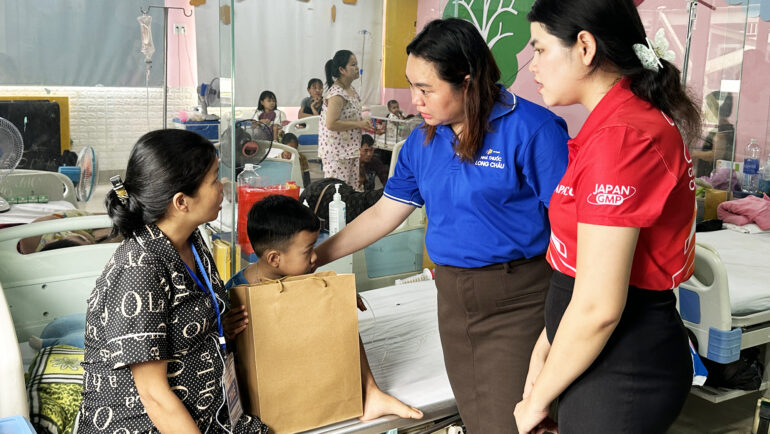 Đại diện FPT Long Châu, Quỹ Hy vọng và Dược Hậu Giang trao tài trợ cho các bệnh nhi tại Bệnh viện TW Huế.