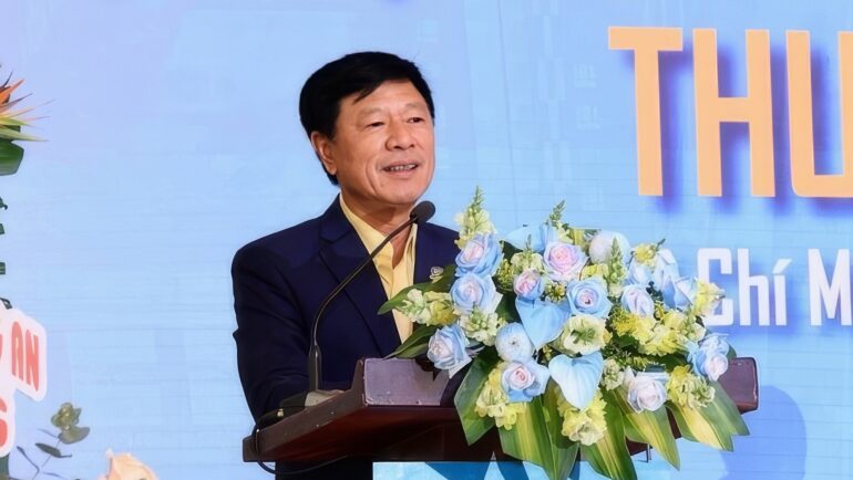 Ông Trương Anh Tuấn - Chủ tịch Tập đoàn Hoàng Quân - phát biểu trong đại hội cổ đông năm 2024. Ảnh: HQC