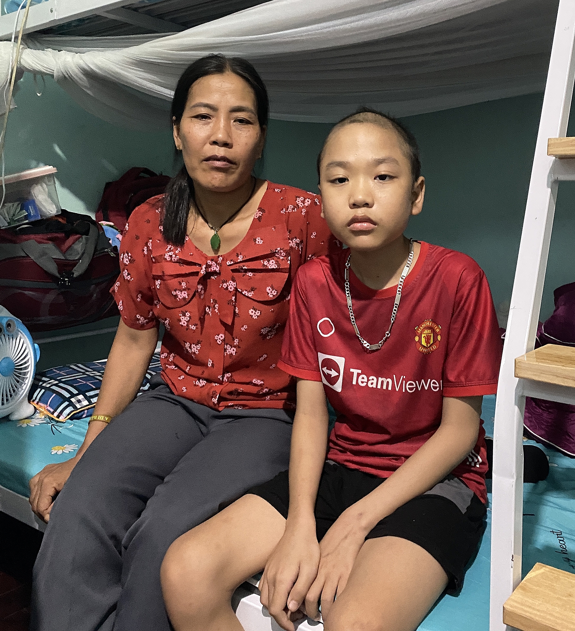 Chị Nguyễn Thị Phương và con trai Trần Khánh Duy ở tại nhà trọ miễn phí trên đường Cầu Bươu, huyện Thanh Trì, Hà Nội, chiều 9/7. Ảnh: Quỳnh Nguyễn