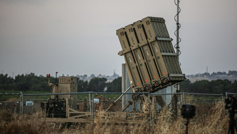 Bệ phóng thuộc hệ thống Vòm Sắt triển khai tại Sderot, Israel, hồi tháng 5. Ảnh: Reuters